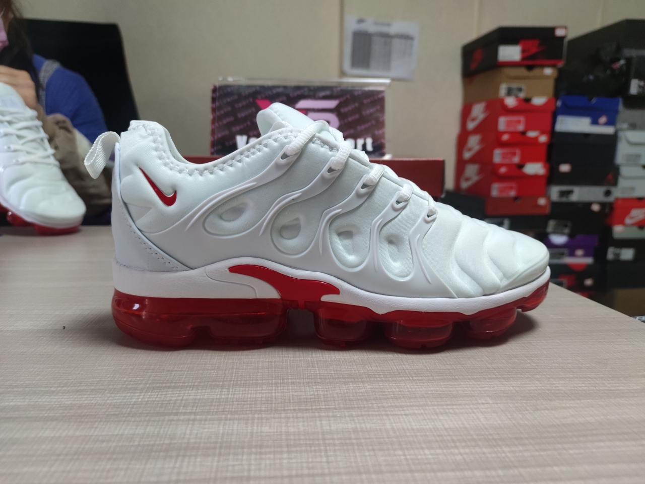 Air VAPORMAX Plus White and red DH0279-100