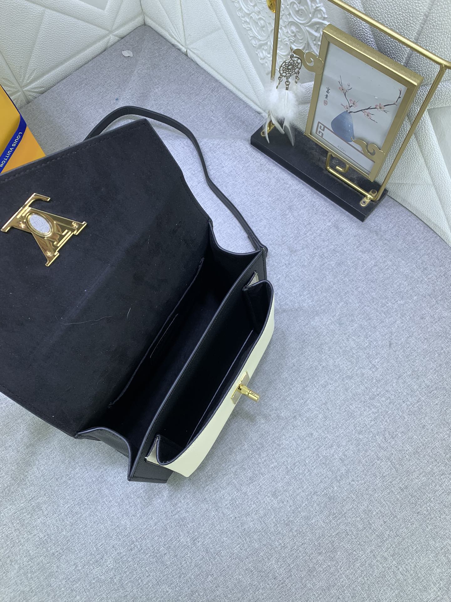 Louis Vuitton Mylockme BB M51418 22.5 x 17.0 x 5.5cm