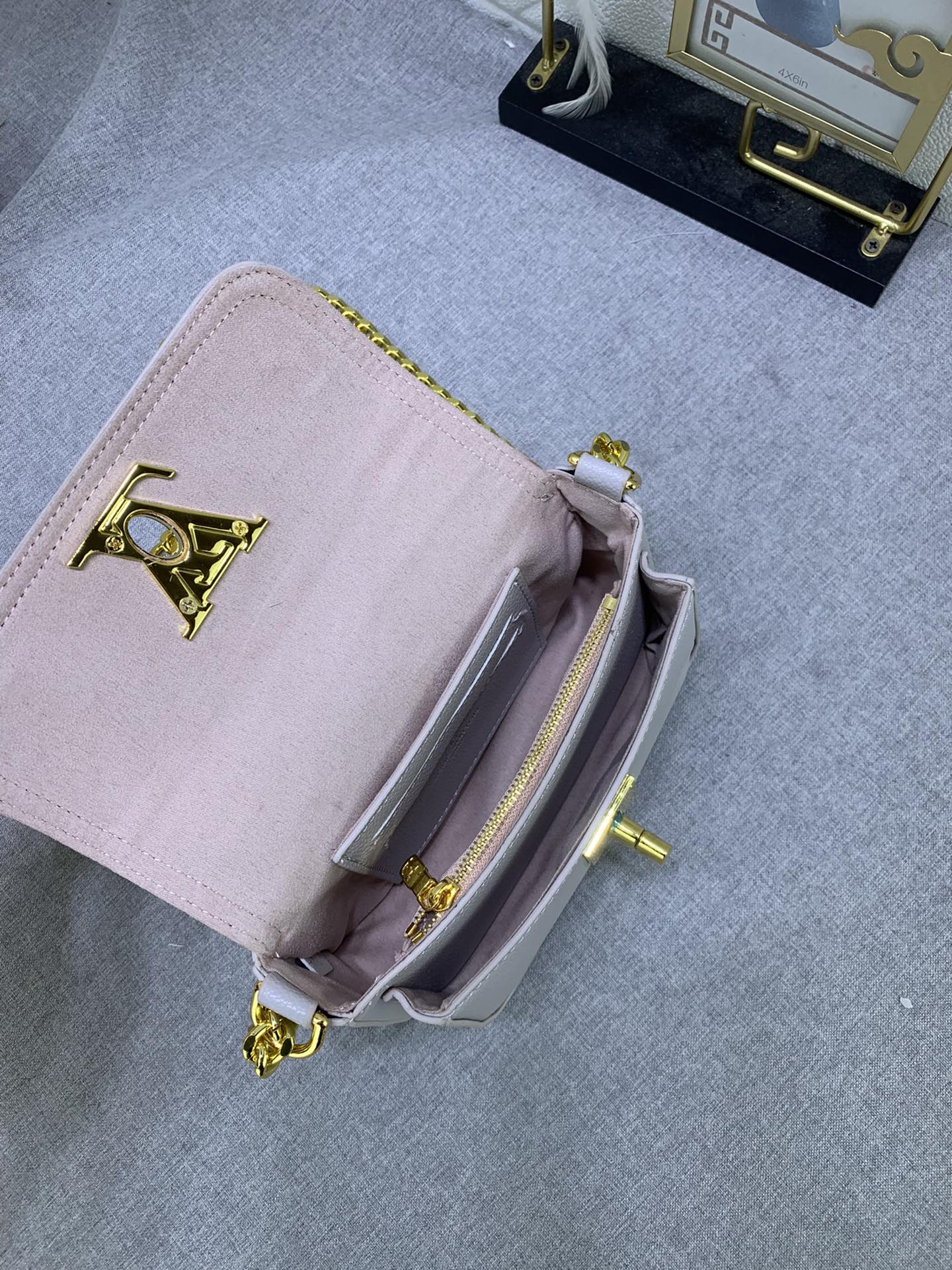Louis Vuitton Lockme Tender Pochette M81560 18x9x4cm