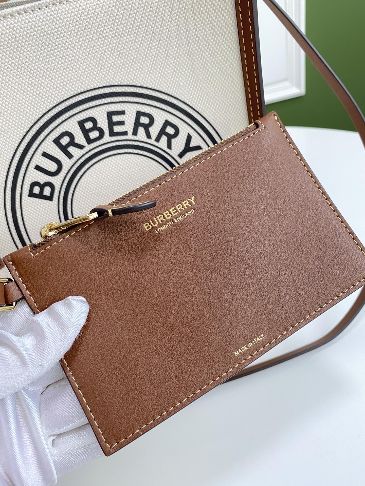 Burberry 949160 21 x 16.5 x 25cm