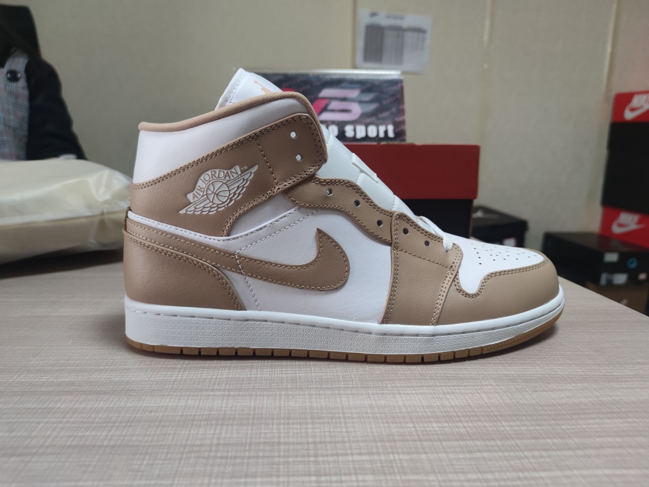Jordan 1 Mid Tan Gum 554724-271