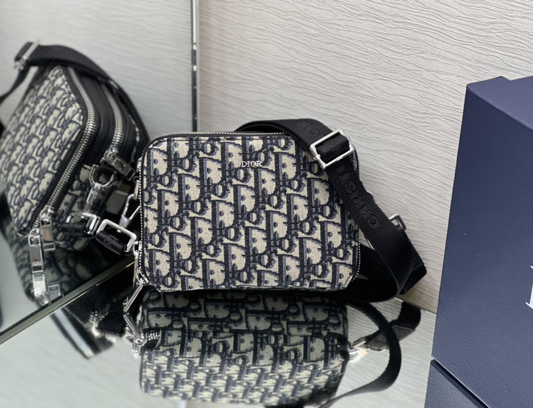 Dior ESSENTIALS 22412(2) 17cm*12.5cm