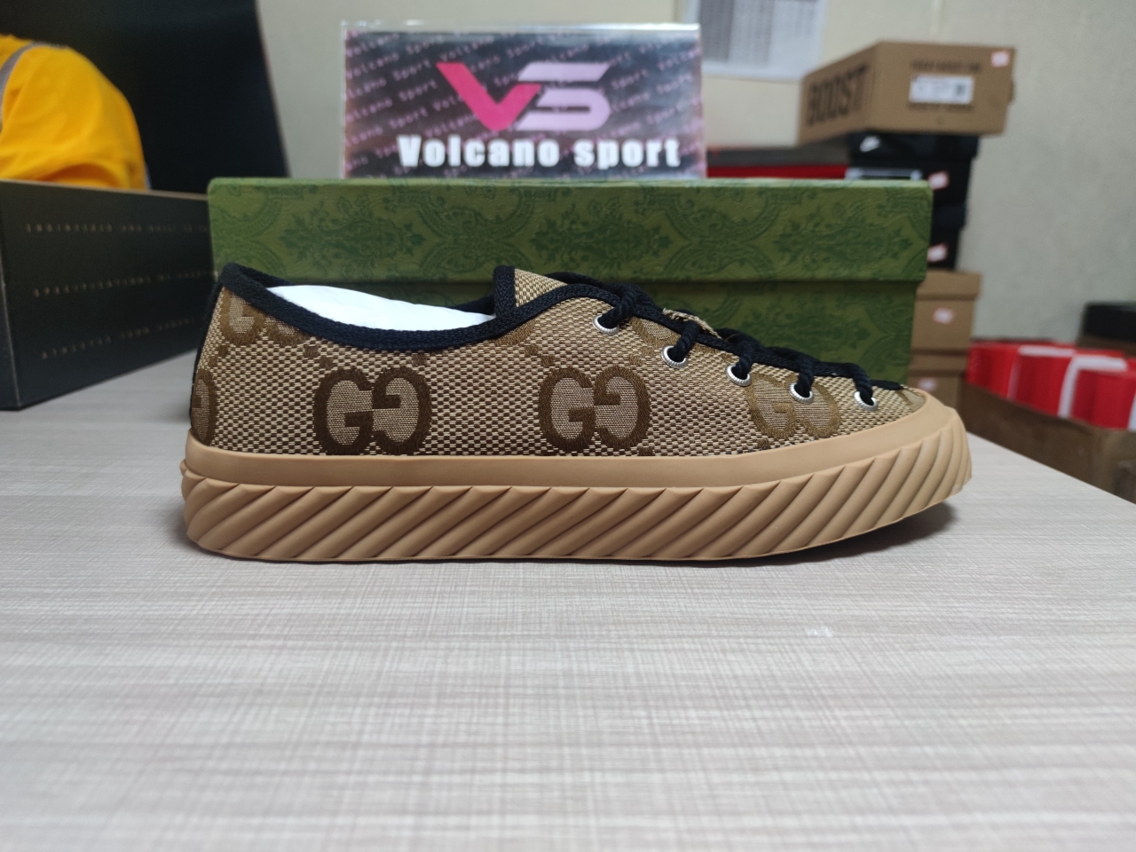 GUCCI Maxi GG Low Top Beige Ebony