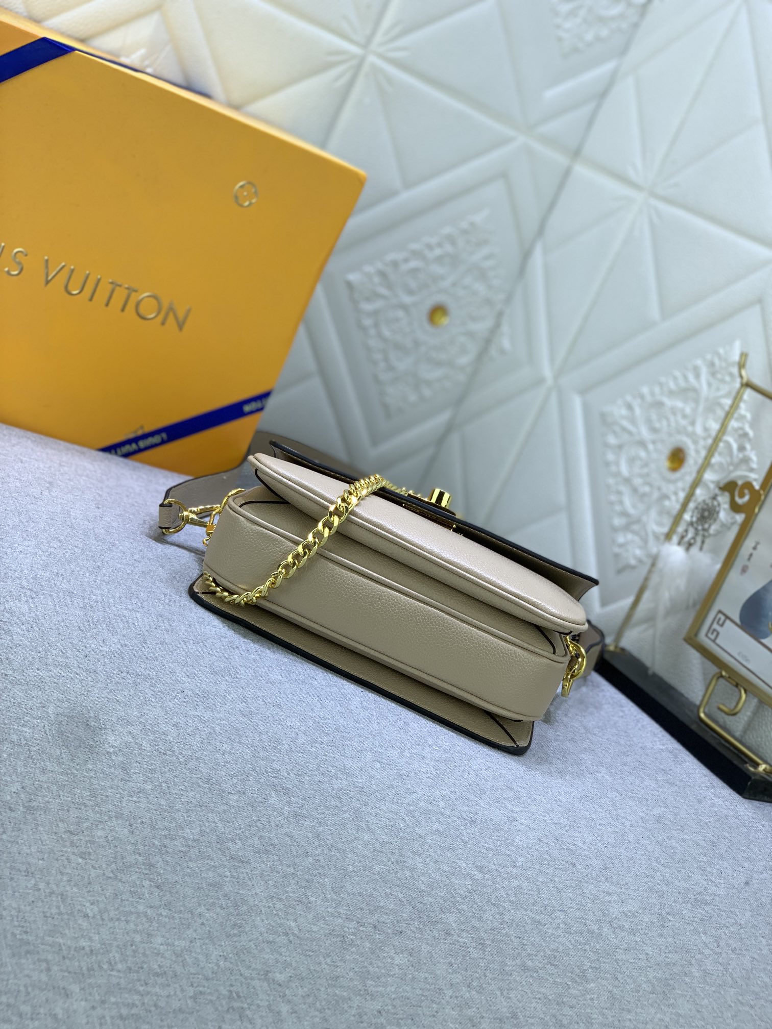 Louis Vuitton Oxford M22952 (2) 22.0 x 16.0 x 9.5cm