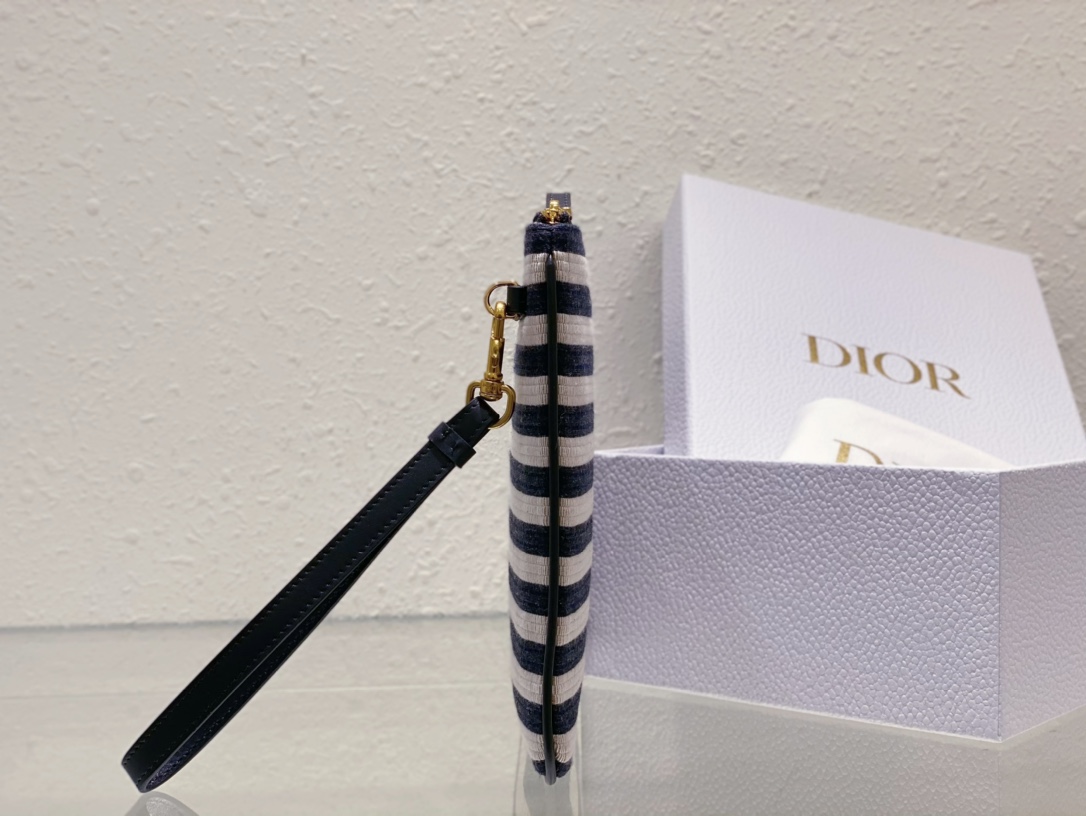 Dior Caro Daily 30 x 21.5 cm