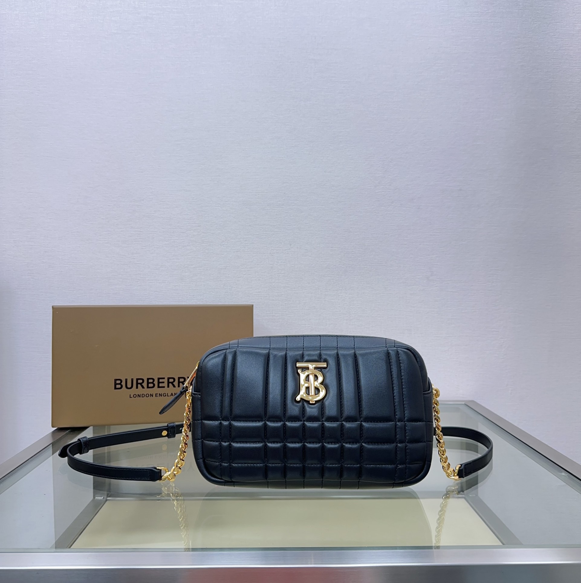 Burberry Lola  021163 (2)  24 x 6× 15cm