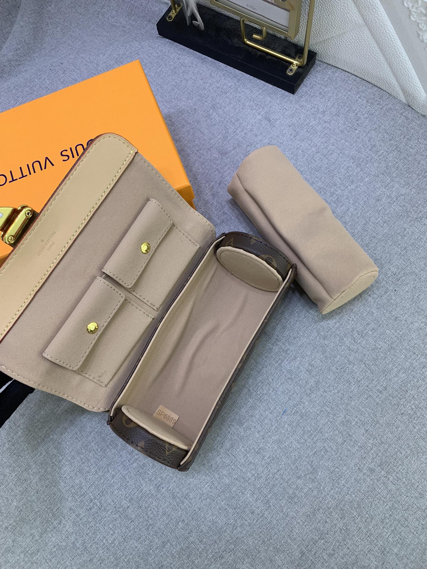 Louis Vuitton M10147 20 x 8 x 8 cm