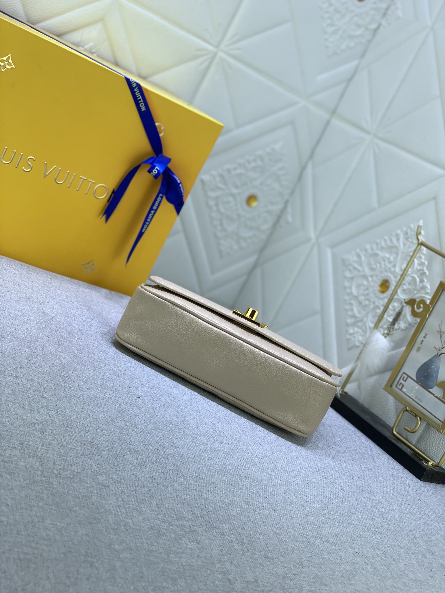 Louis Vuitton LOCKME EAST WEST M22303 (3) 23.5 x 14 x 6cm