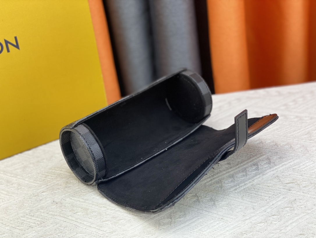 Louis Vuitton M47530 (2) 20 x 8 x 8 cm