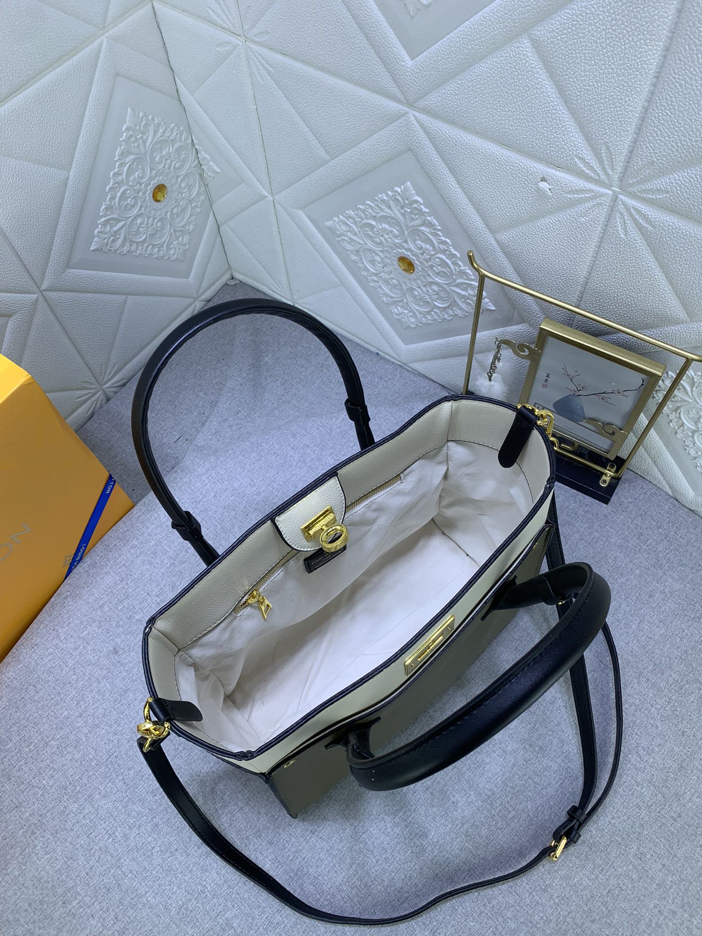 Louis Vuitton On My Side M53826 30.5 x 24.5 x 14 cm
