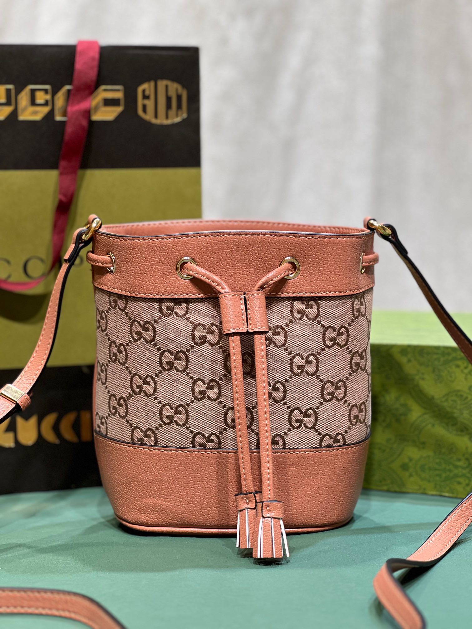 Gucci 550620 15x18x9.5cm