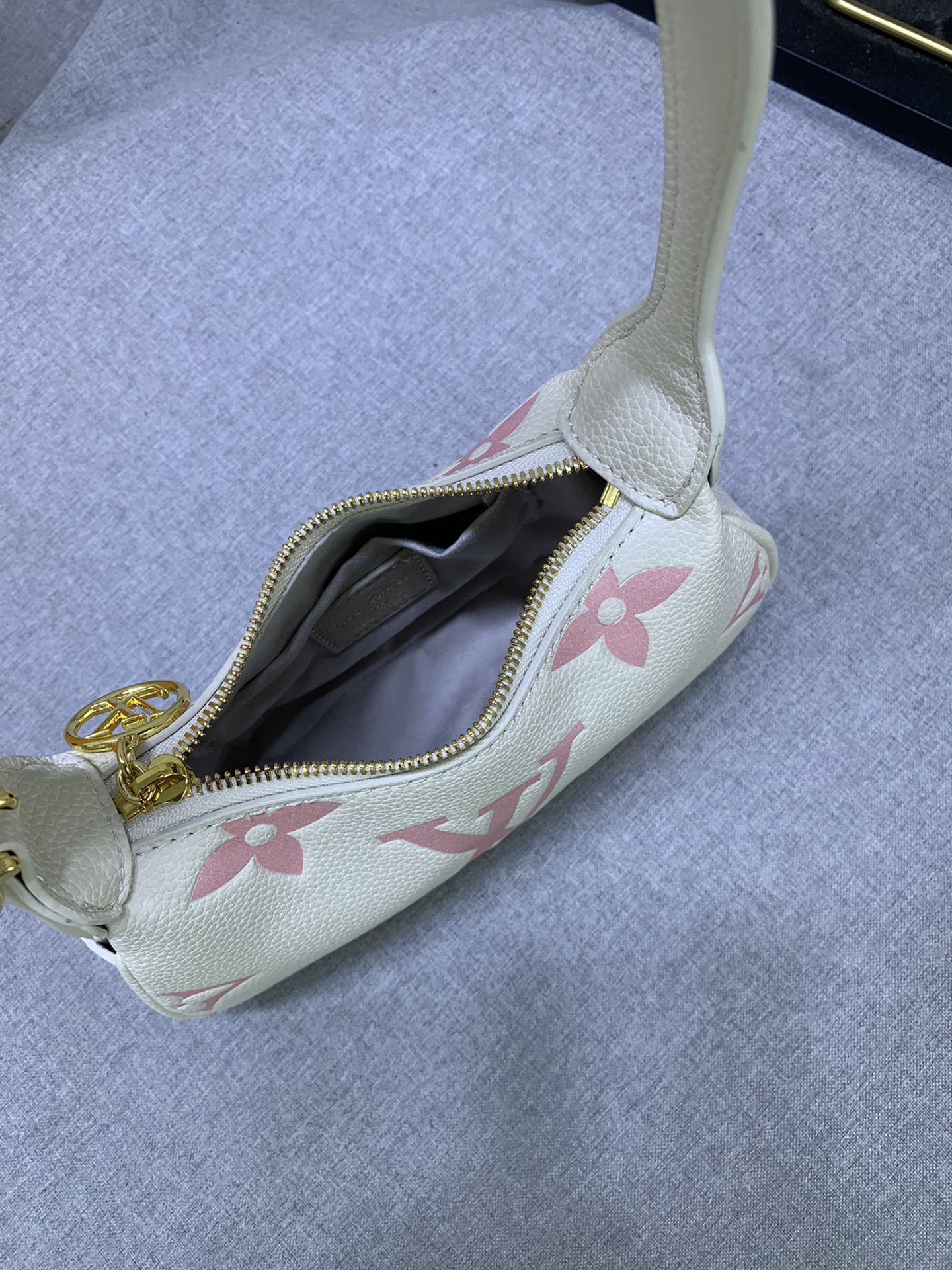 Louis Vuitton Mini Moon M82391 (4)  20.5 x 11.0 x 5.0cm