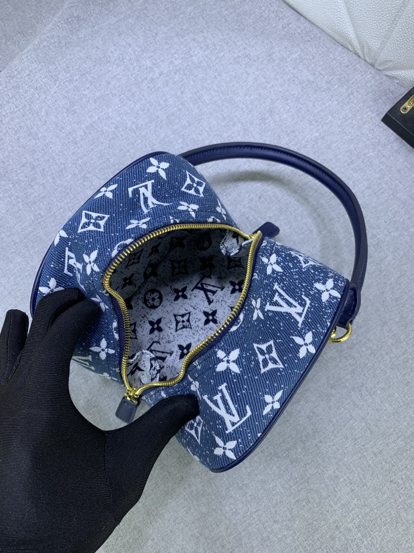Louis Vuitton Square Bag M59611 16x16x16cm