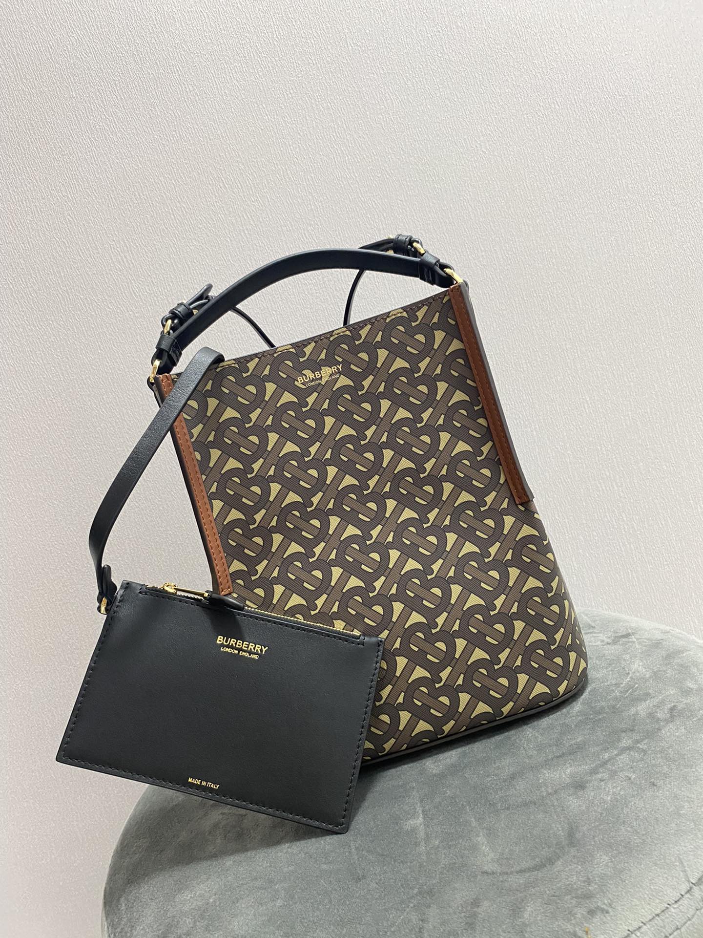 Burberry 949160 (2) 21 x 16.5 x 25cm