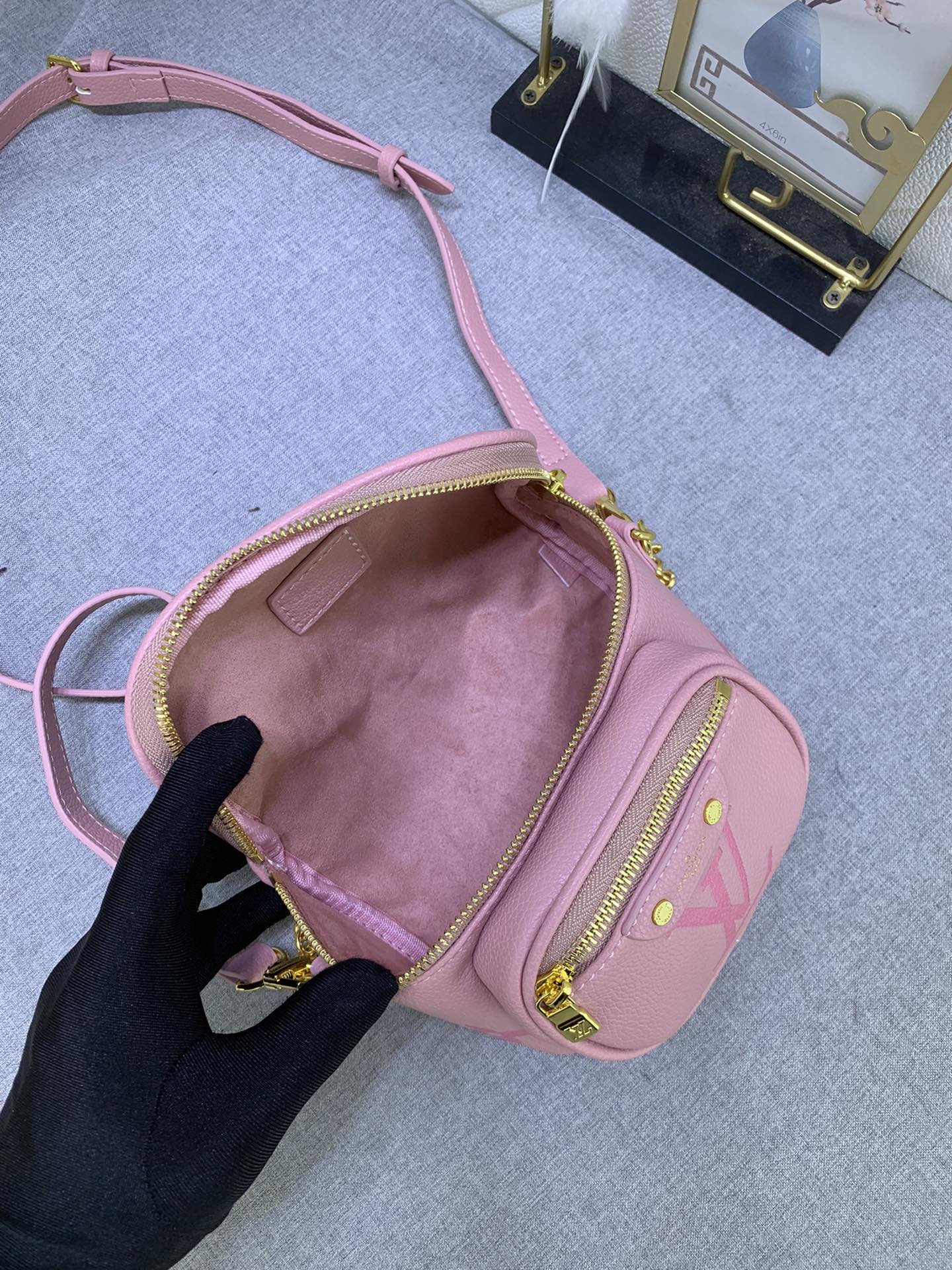 Louis Vuitton Mini Bumbag M82208 (5) 17x12x9.5cm