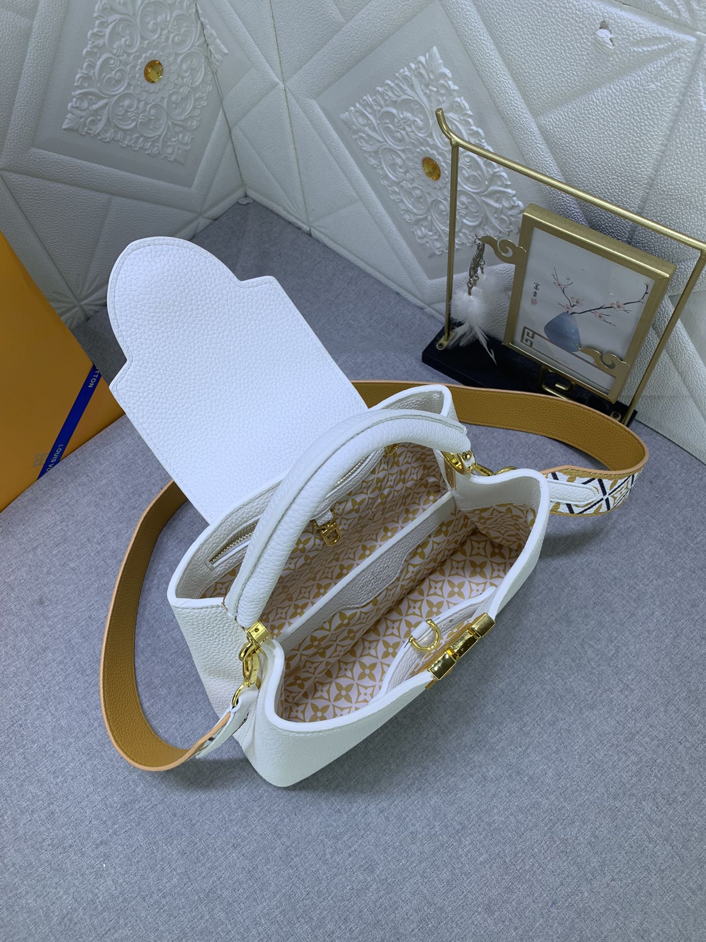 Louis Vuitton Capucines BB M23064 (2) 27x18x9cm