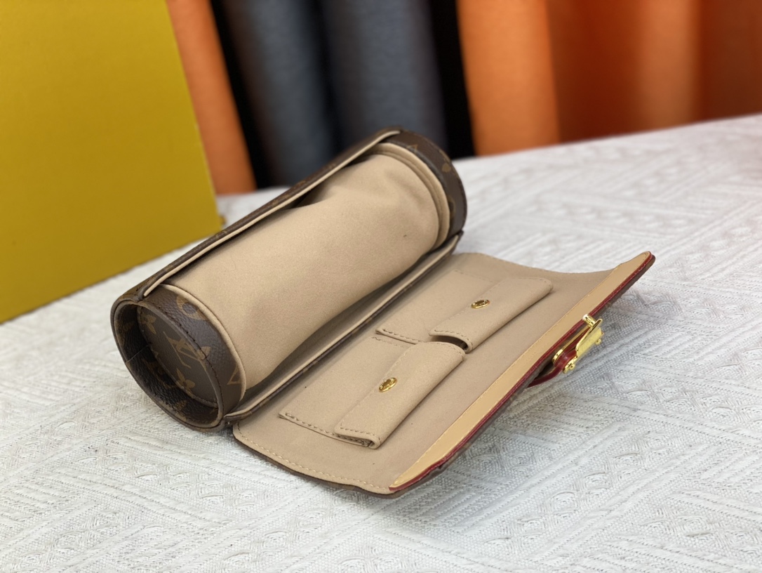 Louis Vuitton M47530 (3) 20 x 8 x 8 cm