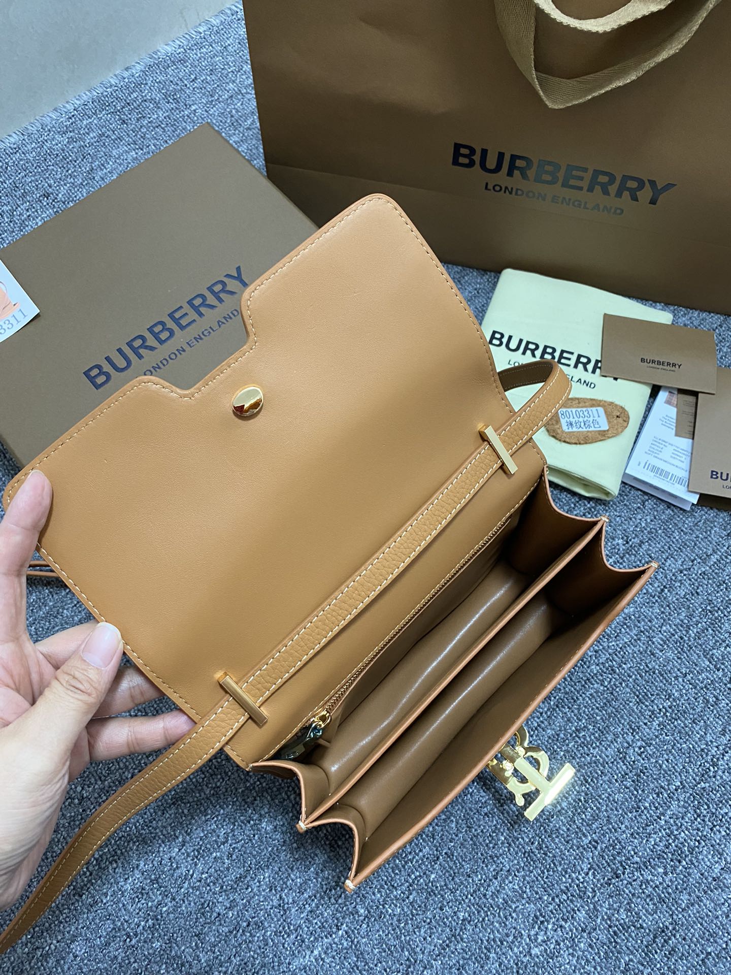 Burberry 331168 (3) 21 x 6 x 16cm