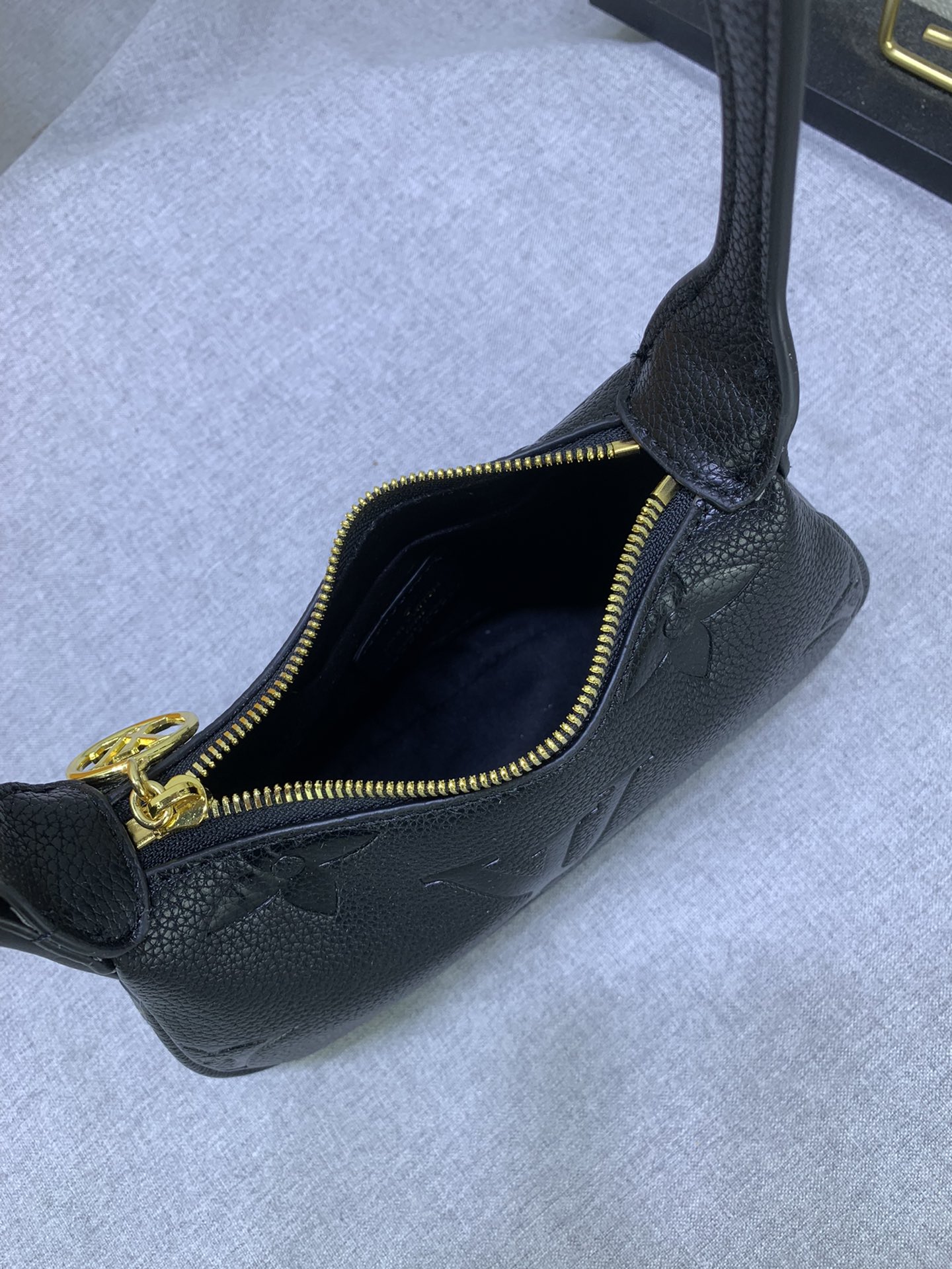 Louis Vuitton Mini Moon M82391 (2) 20.5 x 11.0 x 5.0cm