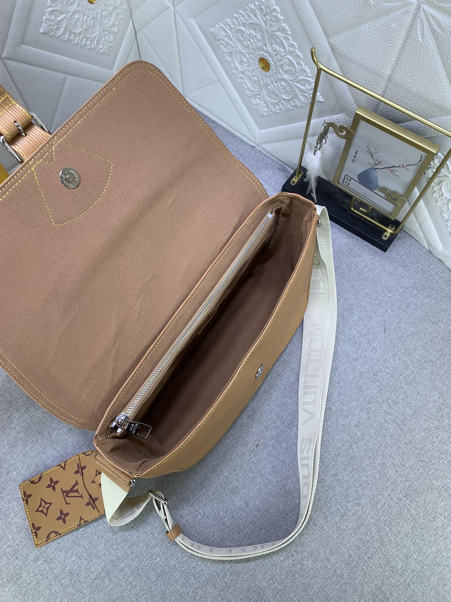 Louis Vuitton M23097 (2) 34 x 19 x 11cm