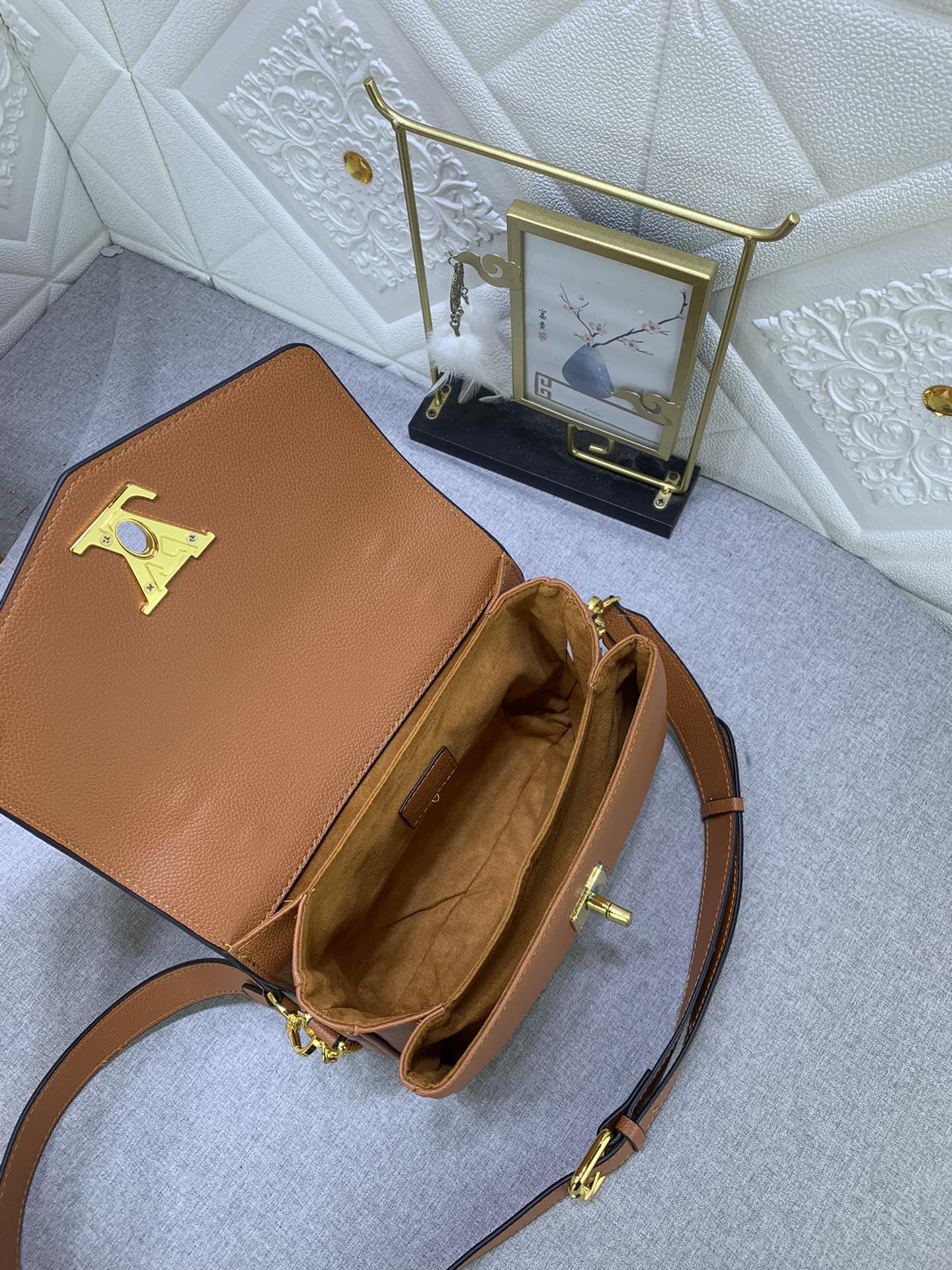 Louis Vuitton Oxford M22952 (3) 22.0 x 16.0 x 9.5cm