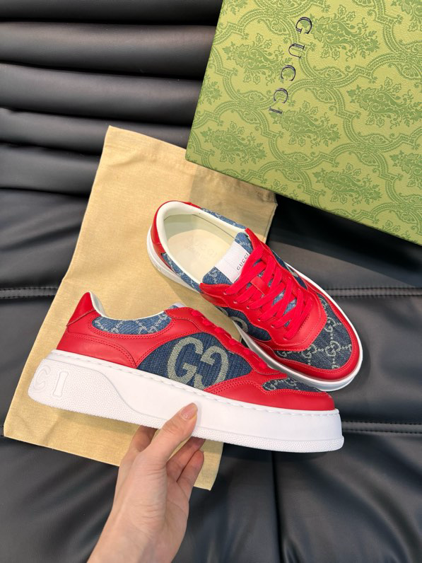 Gucci GG embossed sneakers Red