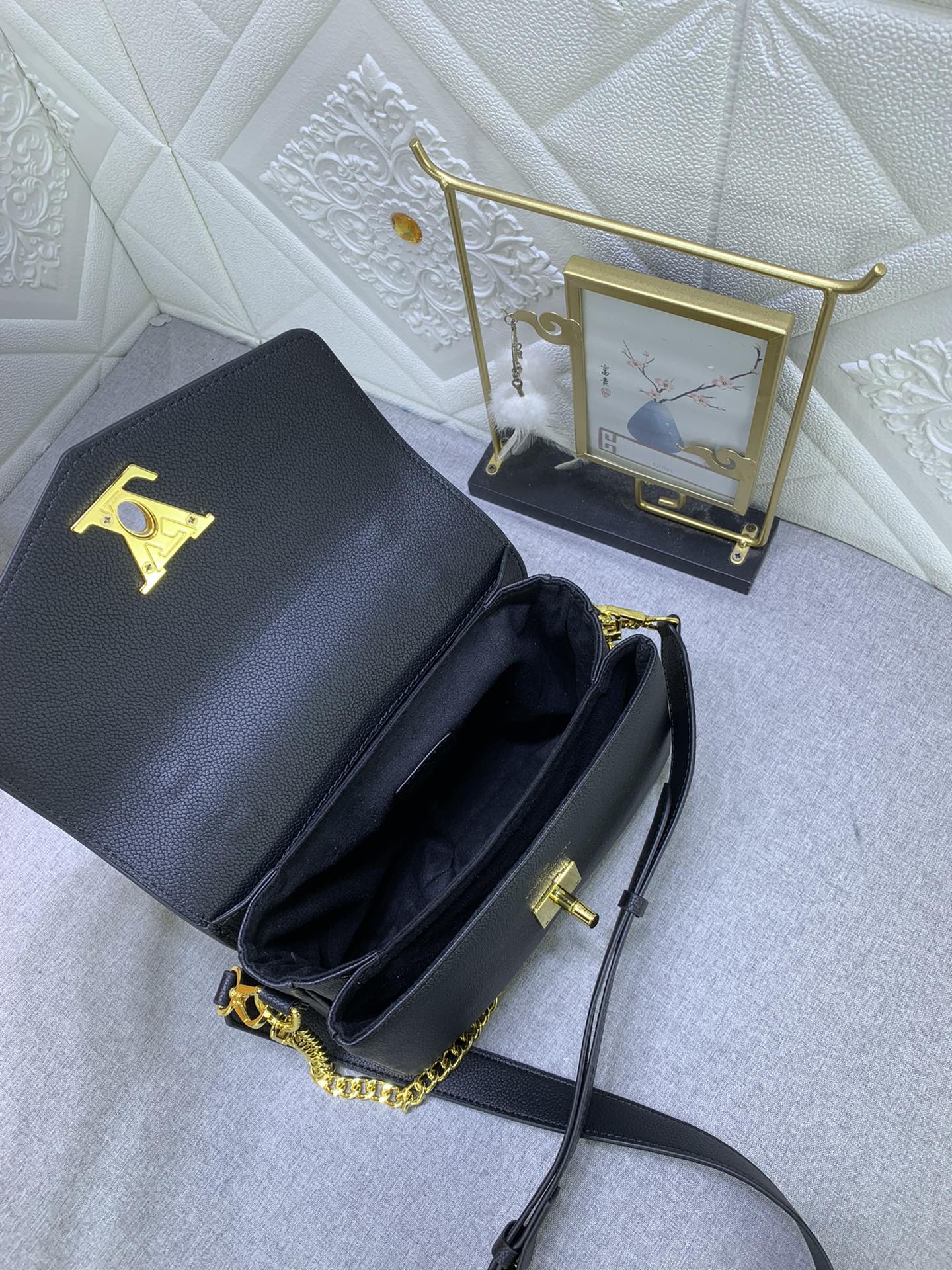 Louis Vuitton Oxford M22952 22.0 x 16.0 x 9.5cm
