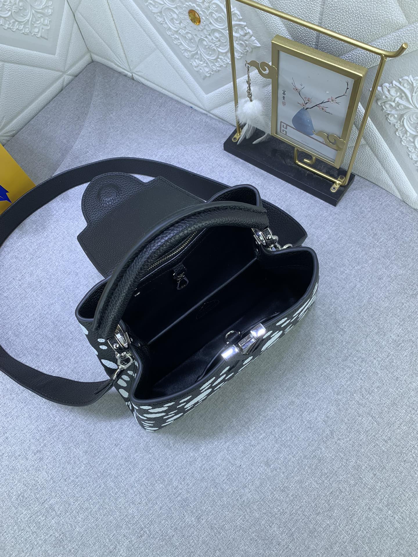 Louis Vuitton x YK Capucines M21663 (5) 27x18x9cm