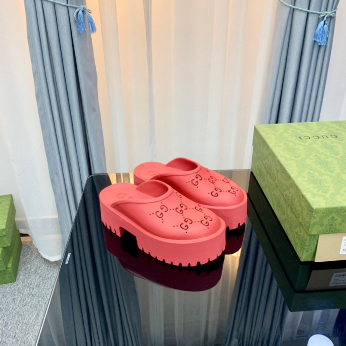 Gucci perforated GG platform mules Red