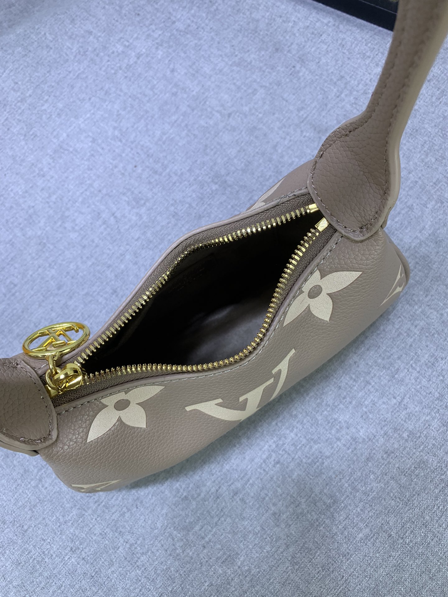 Louis Vuitton Mini Moon M82391 (5) 20.5 x 11.0 x 5.0cm