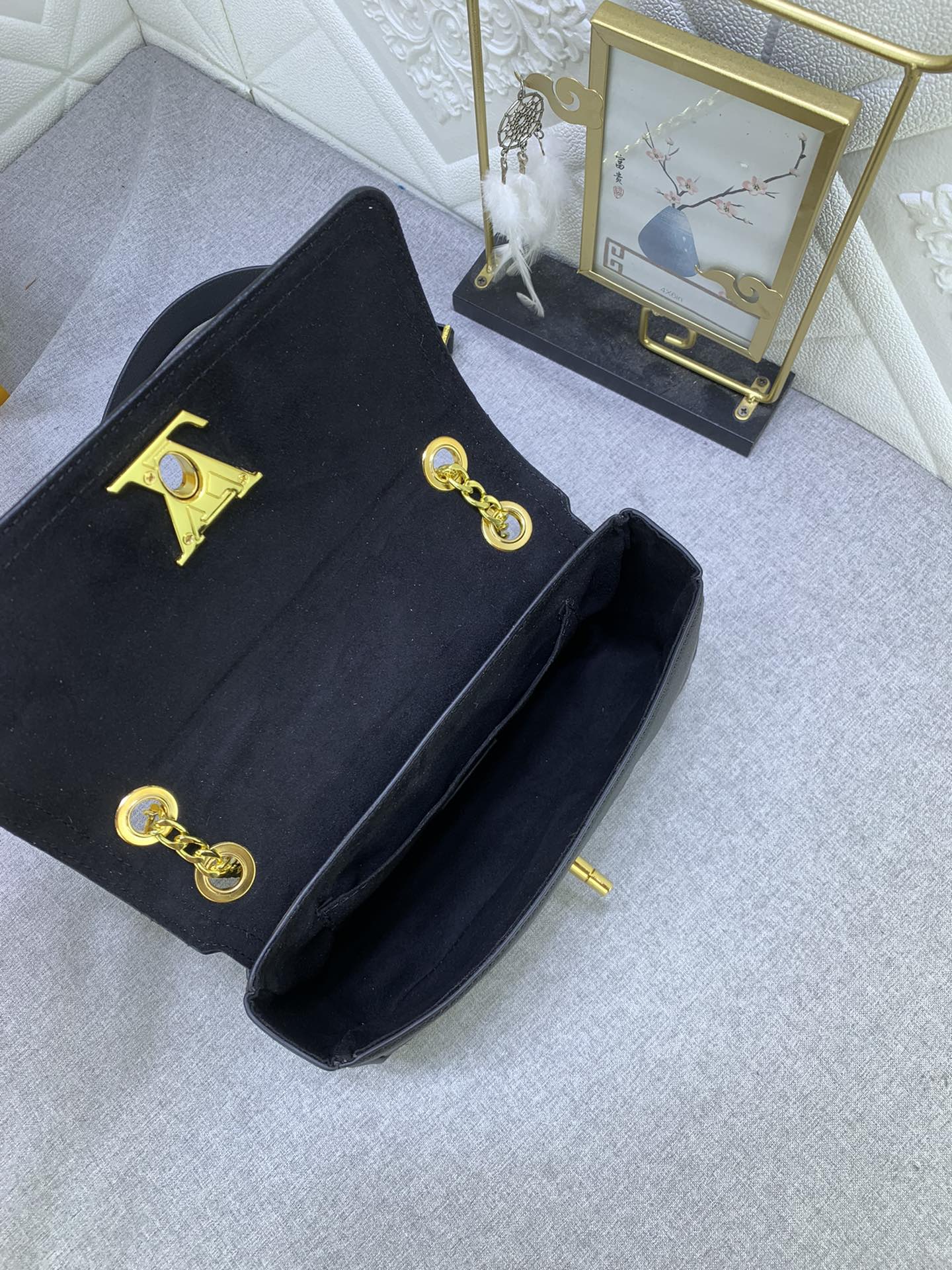 Louis Vuitton LOCKME EAST WEST M22303 23.5 x 14 x 6cm