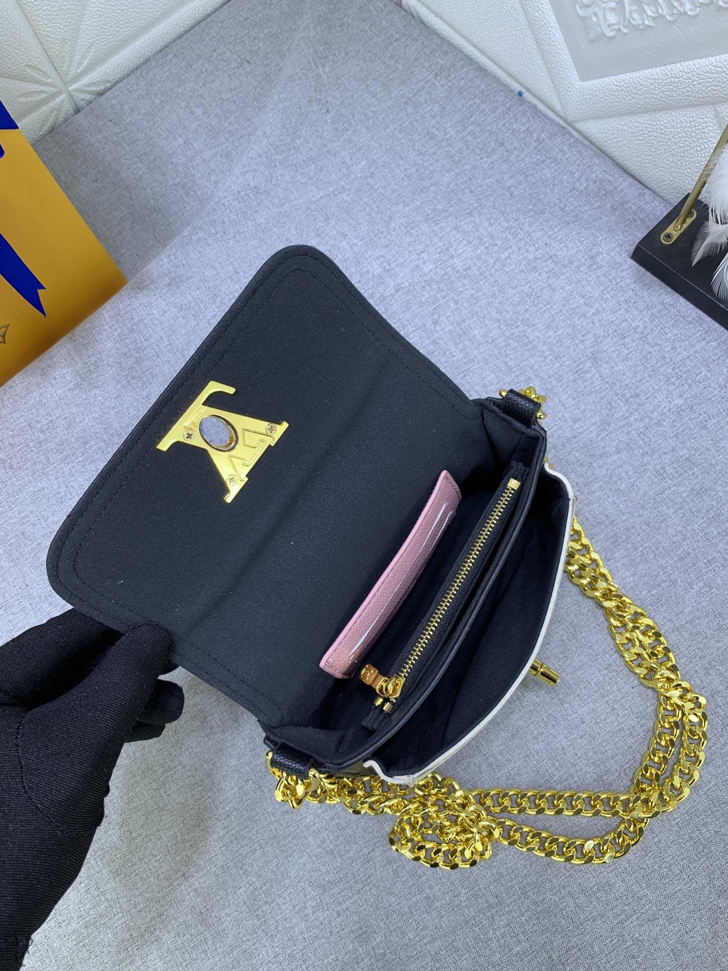 Louis Vuitton Lockme Tender Pochette M81560 (2) 18x9x4cm