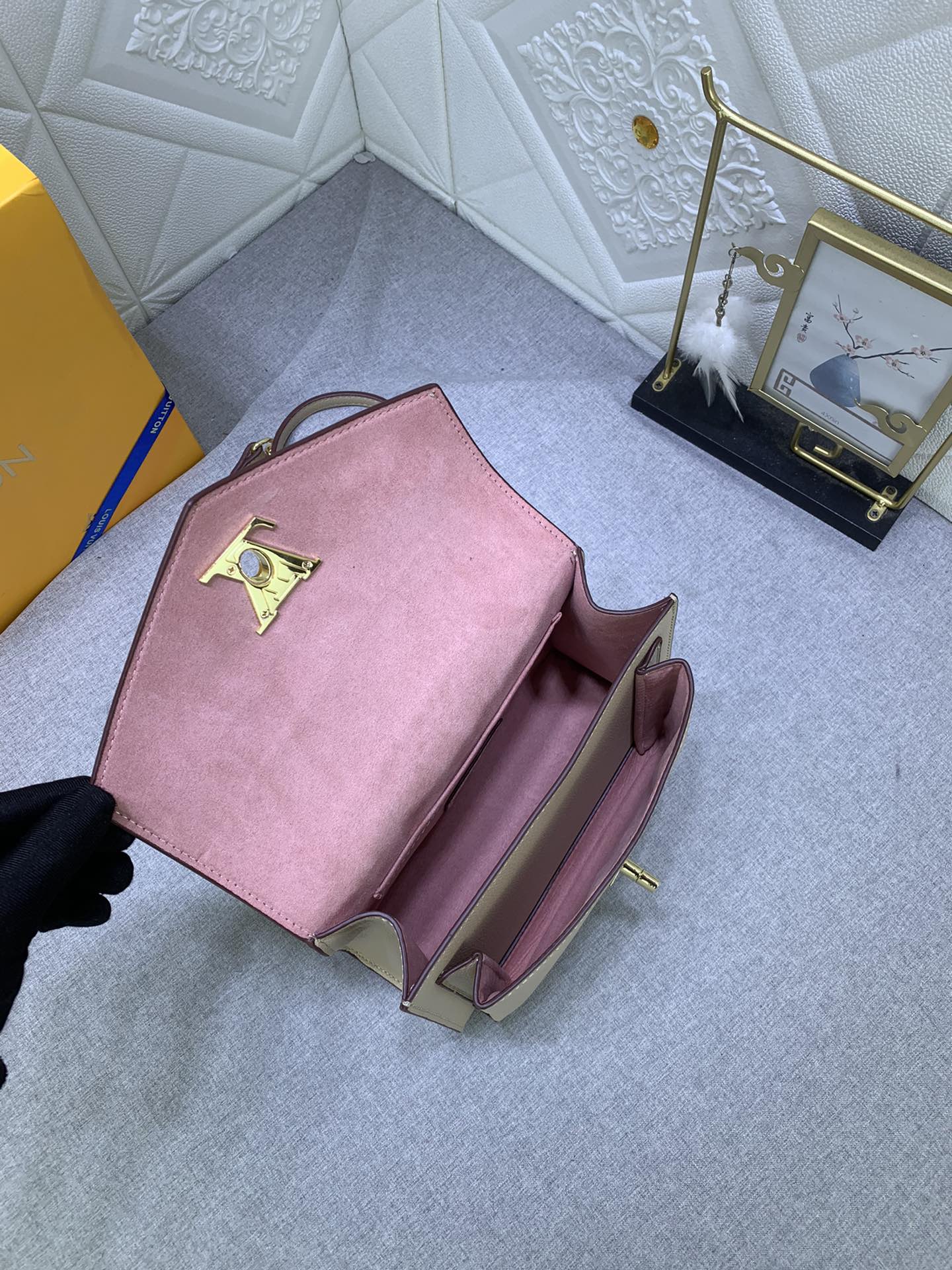 Louis Vuitton Mylockme BB M51418 (3) 22.5 x 17.0 x 5.5 cm