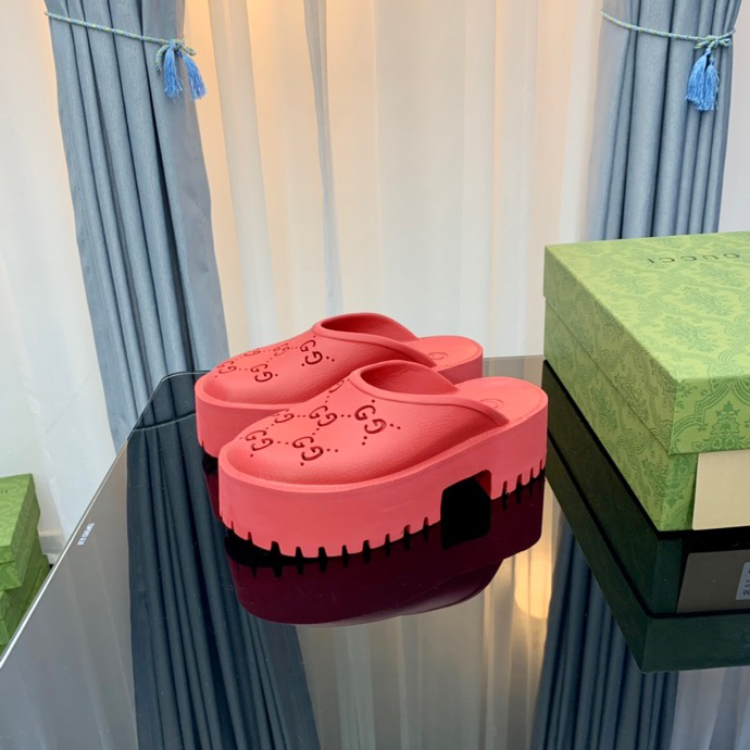 Gucci perforated GG platform mules Red