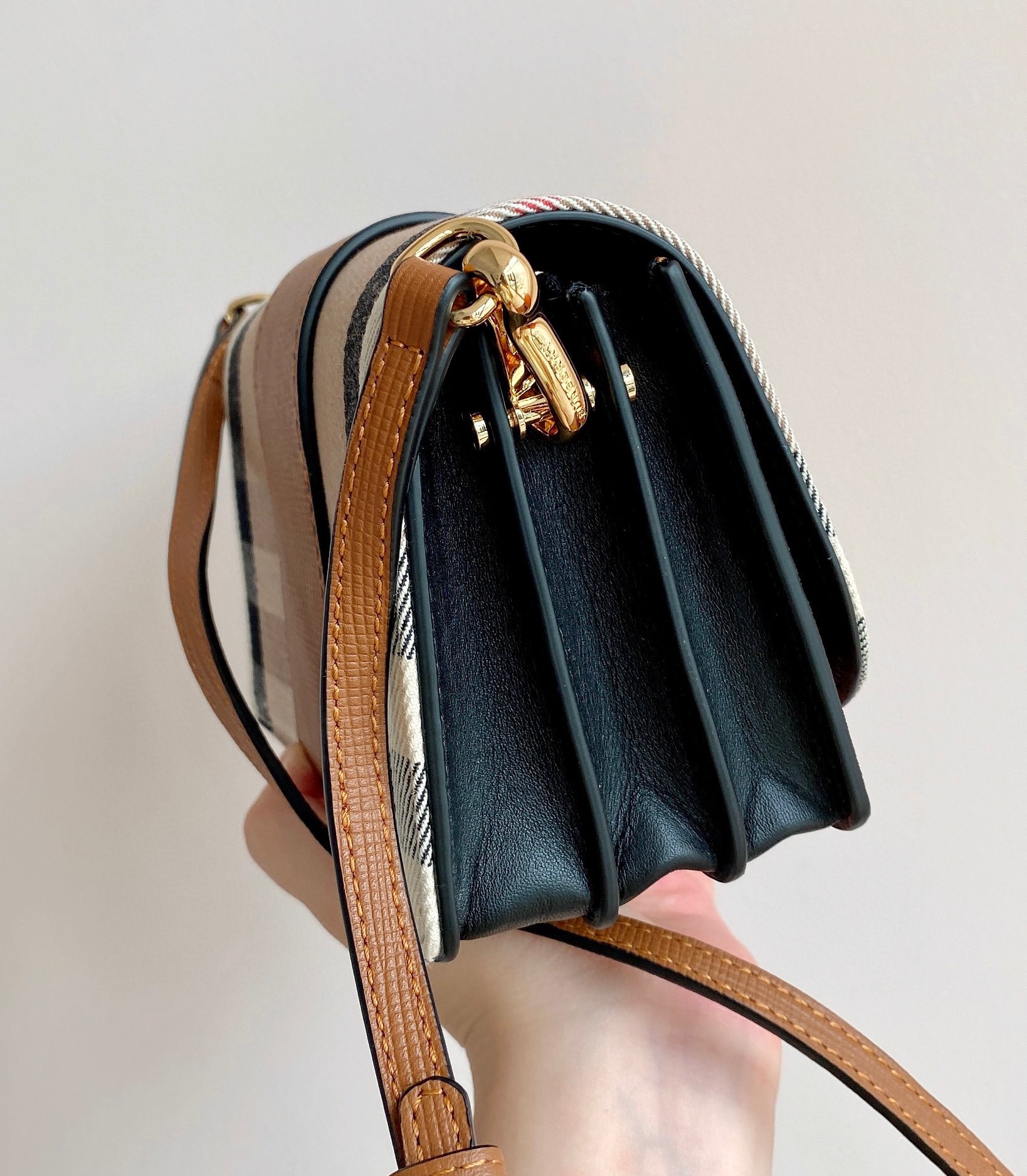 Burberry The Buckle 460160 19.5x5x12cm