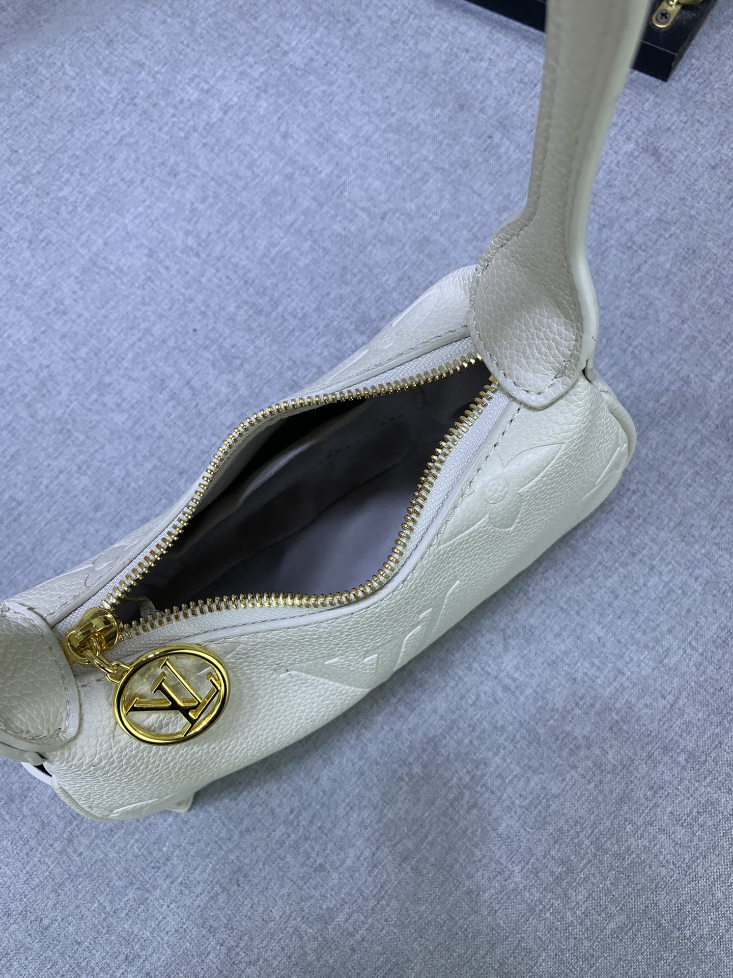 Louis Vuitton Mini Moon M82391 (8) 20.5 x 11.0 x 5.0cm