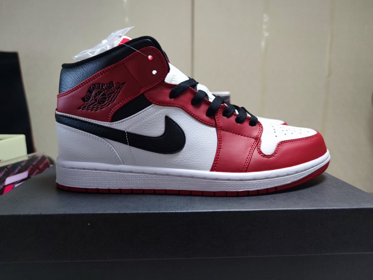 Jordan 1 Mid Chicago 554724-173
