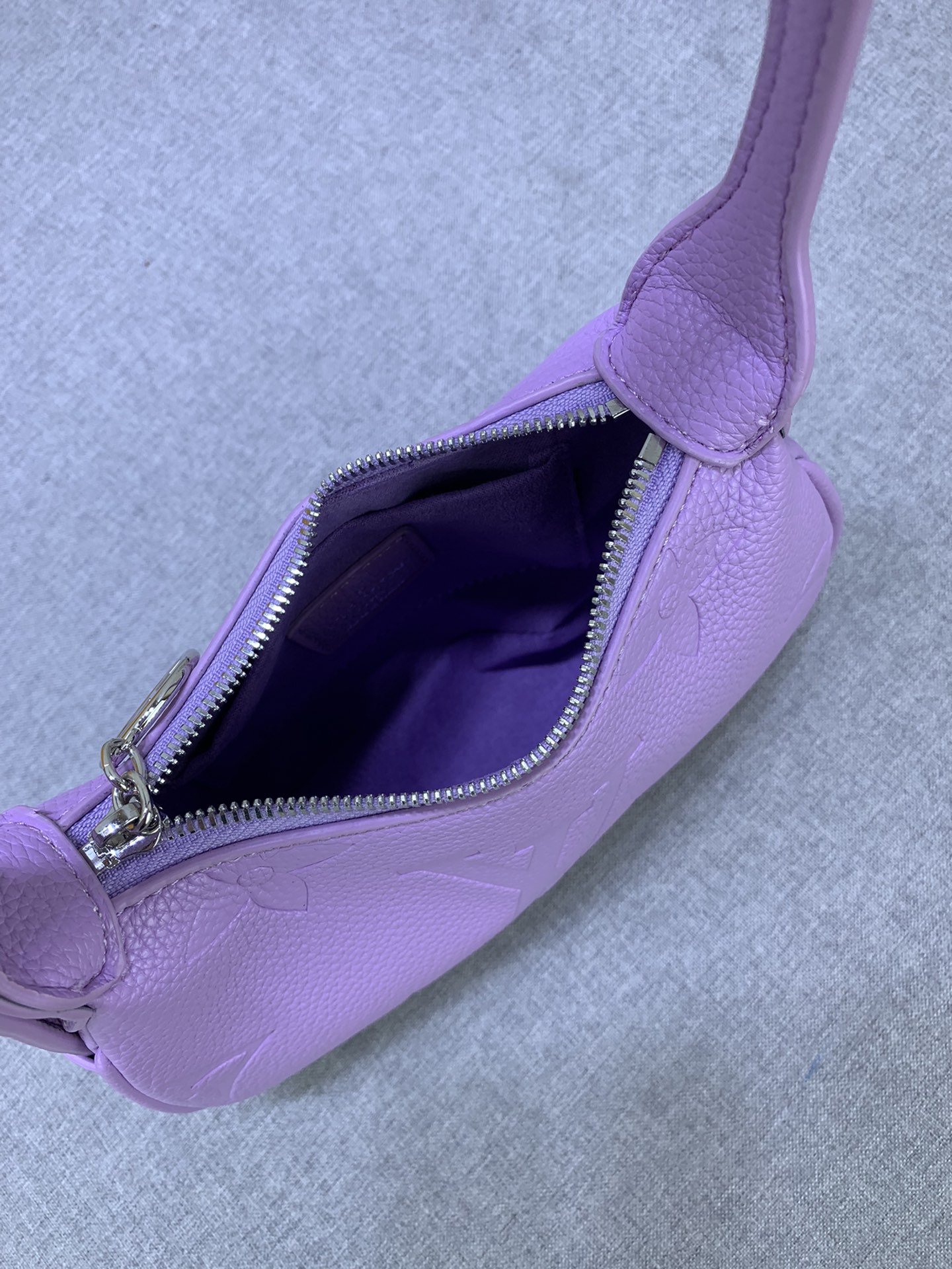 Louis Vuitton Mini Moon M82391 20.5 x 11.0 x 5.0cm