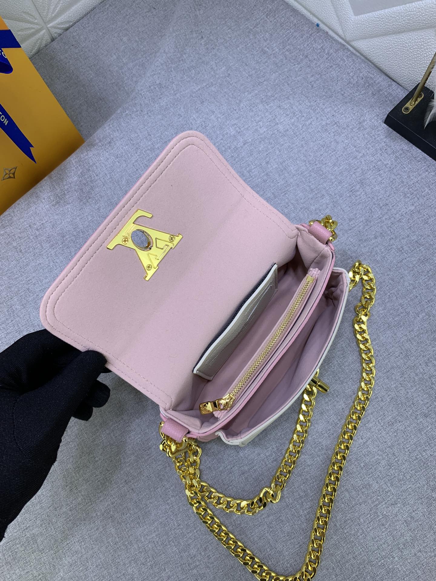 Louis Vuitton Lockme Tender Pochette M81560 (3) 18x9x4cm