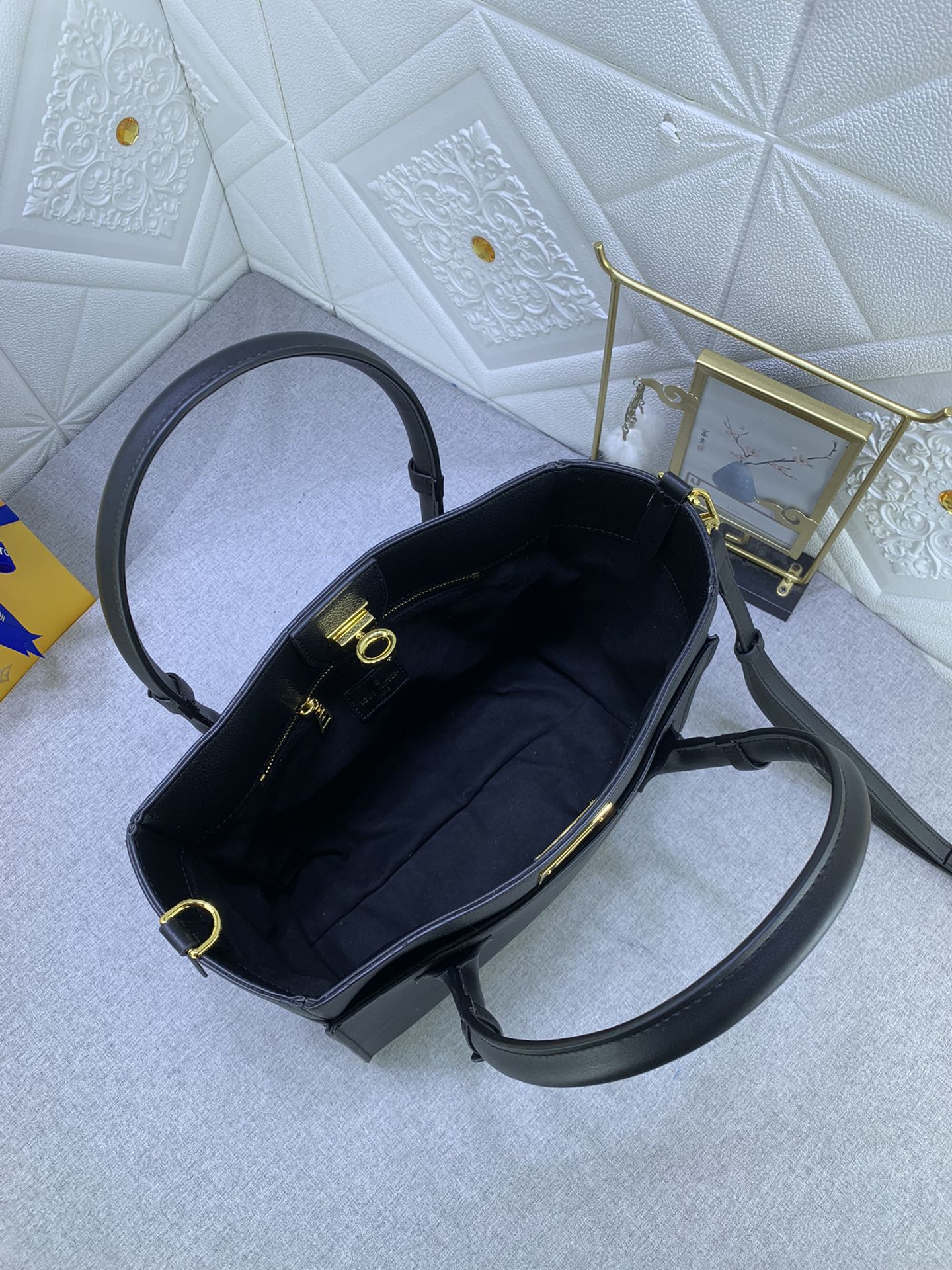 Louis Vuitton On My Side M22225 34x28x17cm