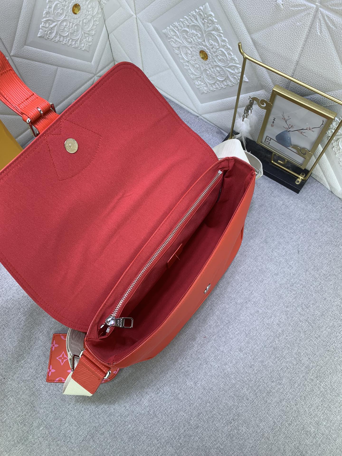Louis Vuitton M23097 (3) 34 x 19 x 11cm