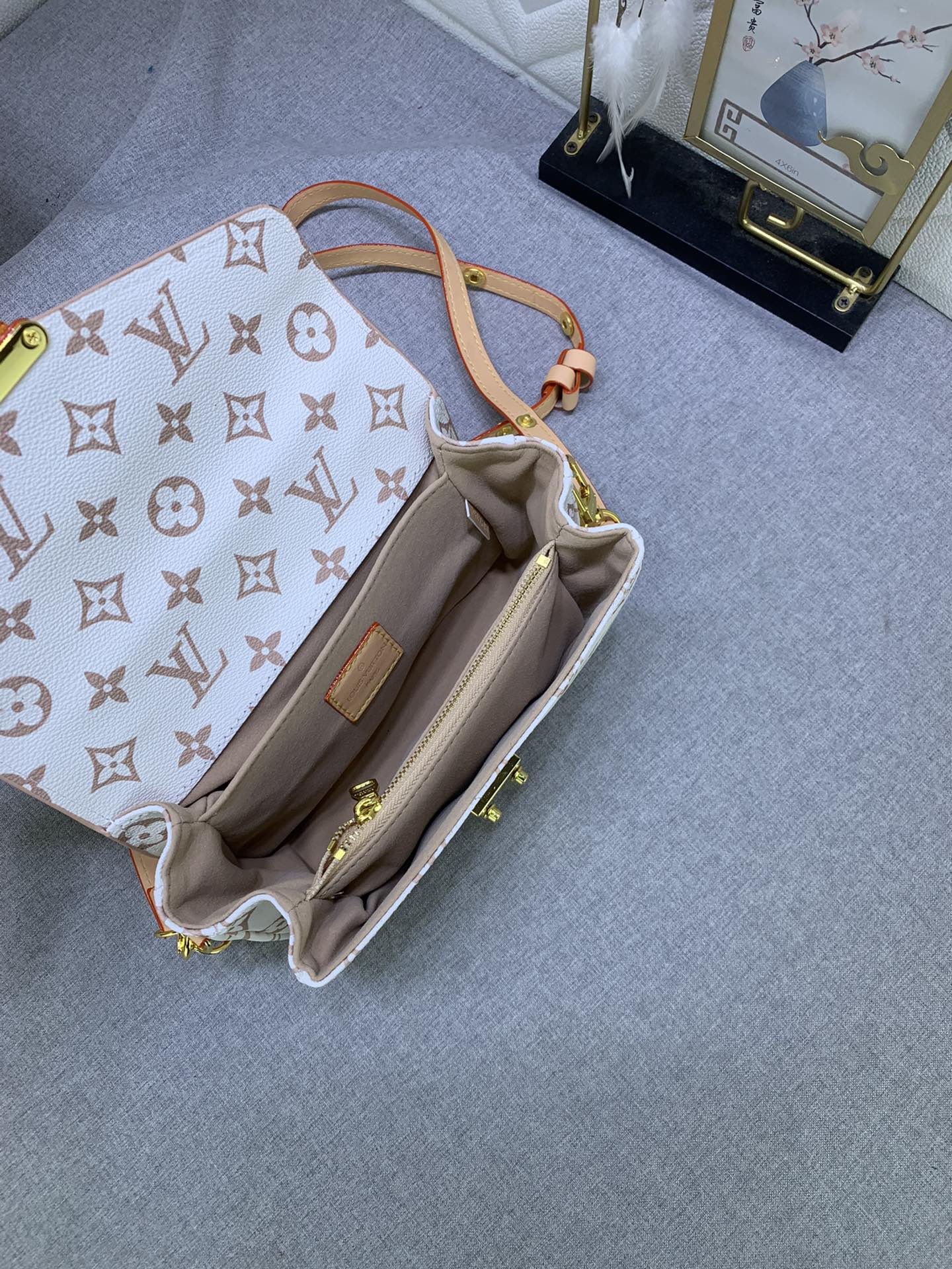 Louis Vuitton Pochette Métis East West M46914 21.5 x 13.5 x 6
