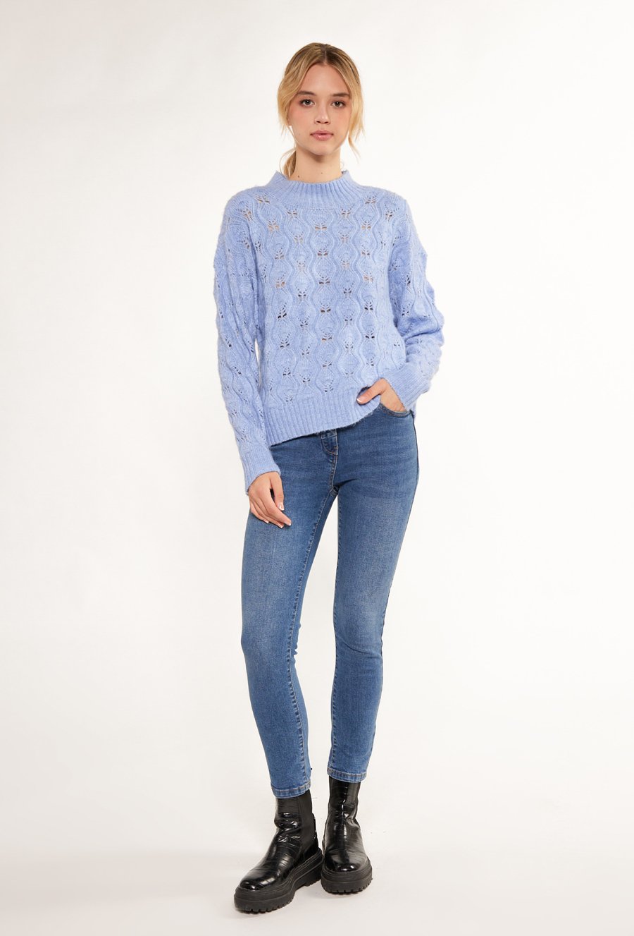 Sweter z ozdobnym splotem