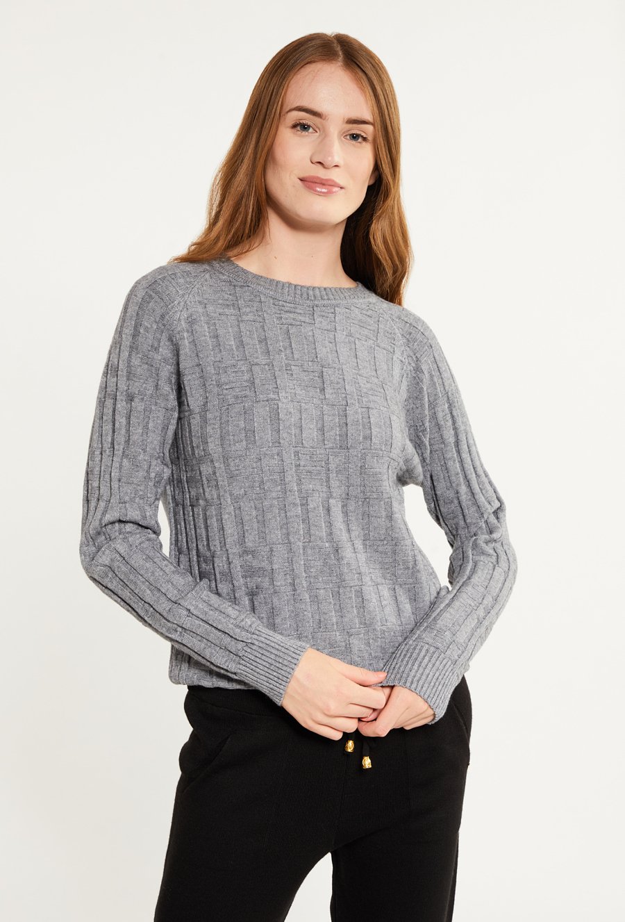 Sweter damski w pleciony wzór