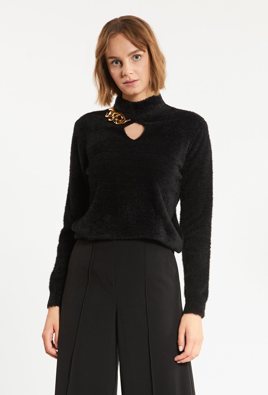 Sweter damski z biżuteryjną aplikacją