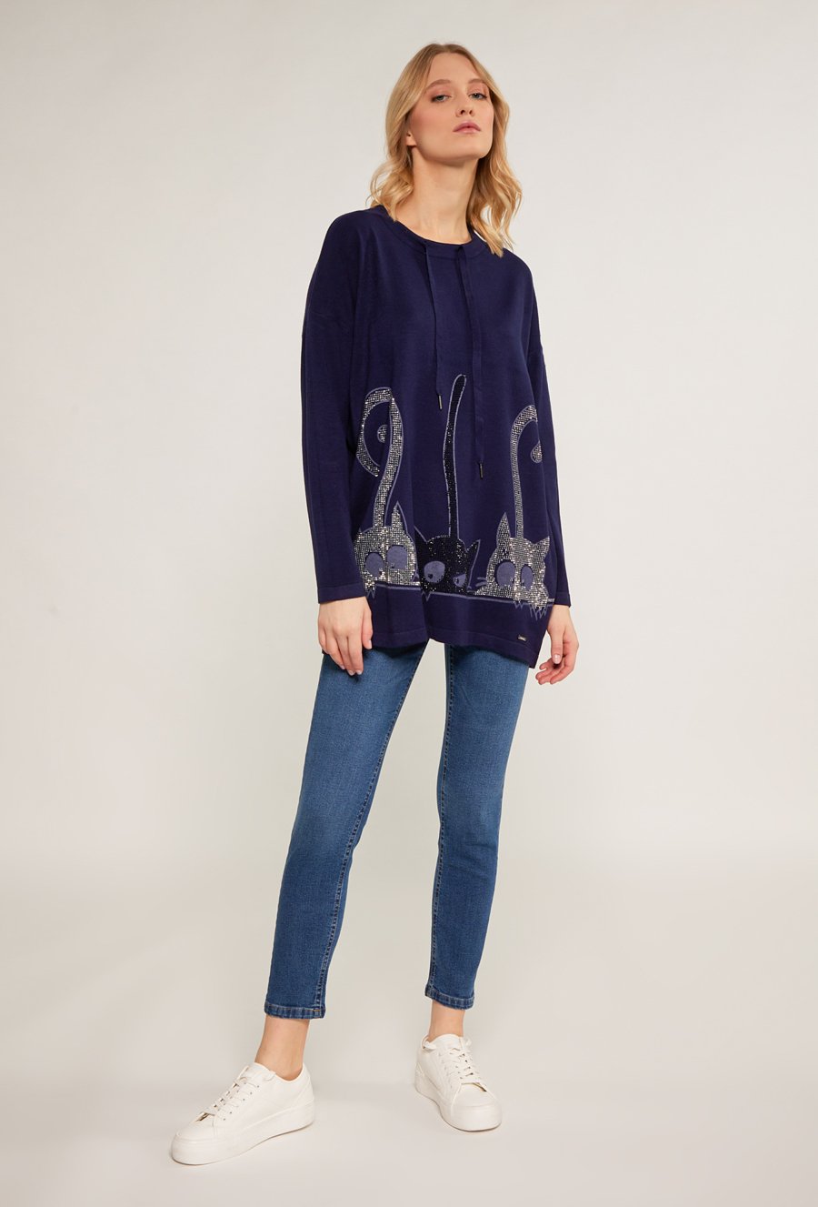 Sweter z dżetowym wzorem w koty