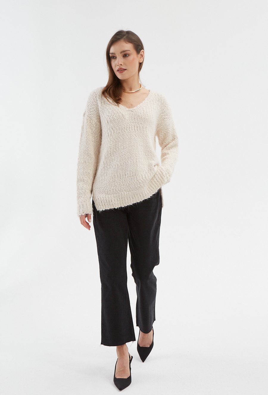Kremowy sweter bouclé w v-nek