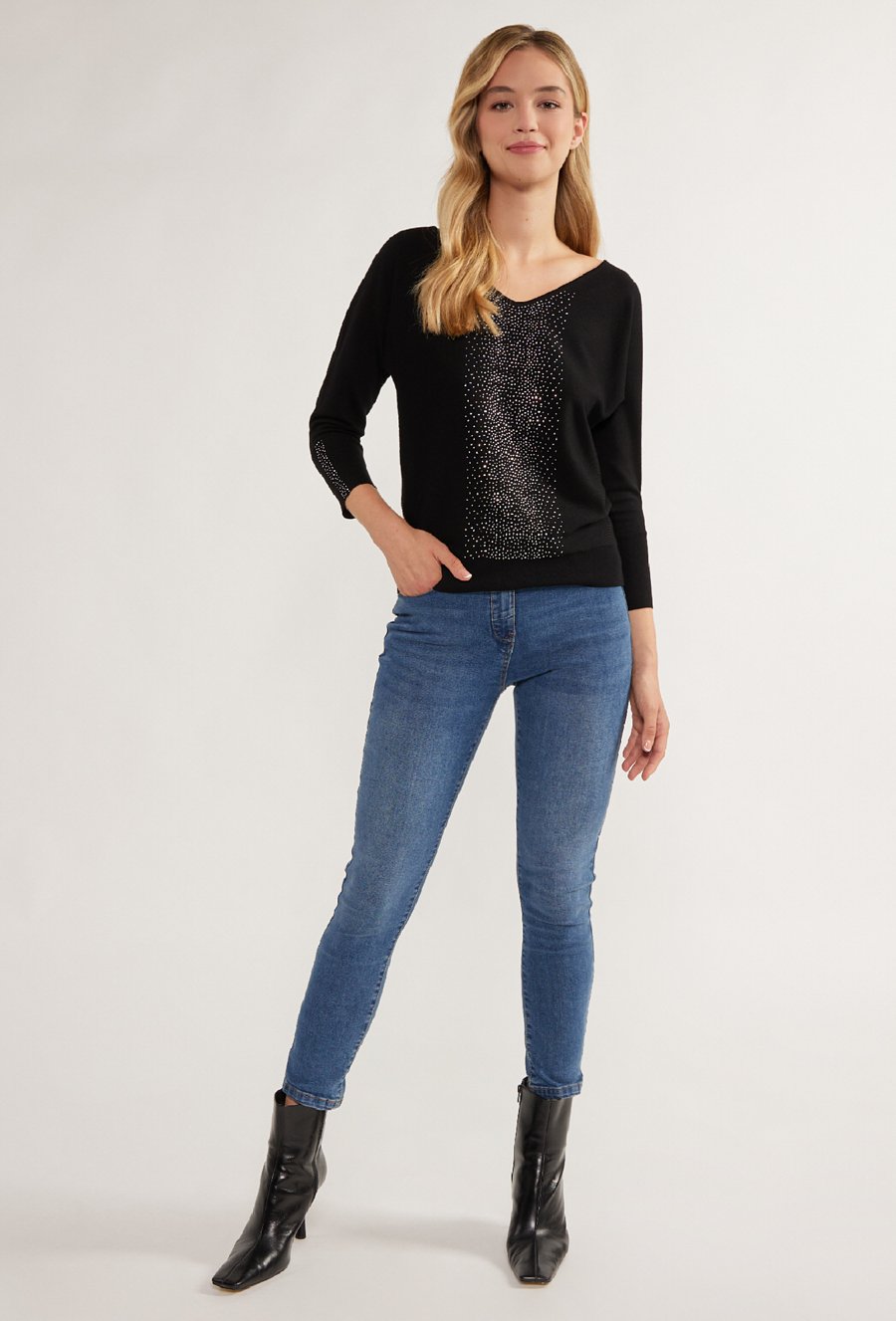 Sweter z dżetową aplikacją