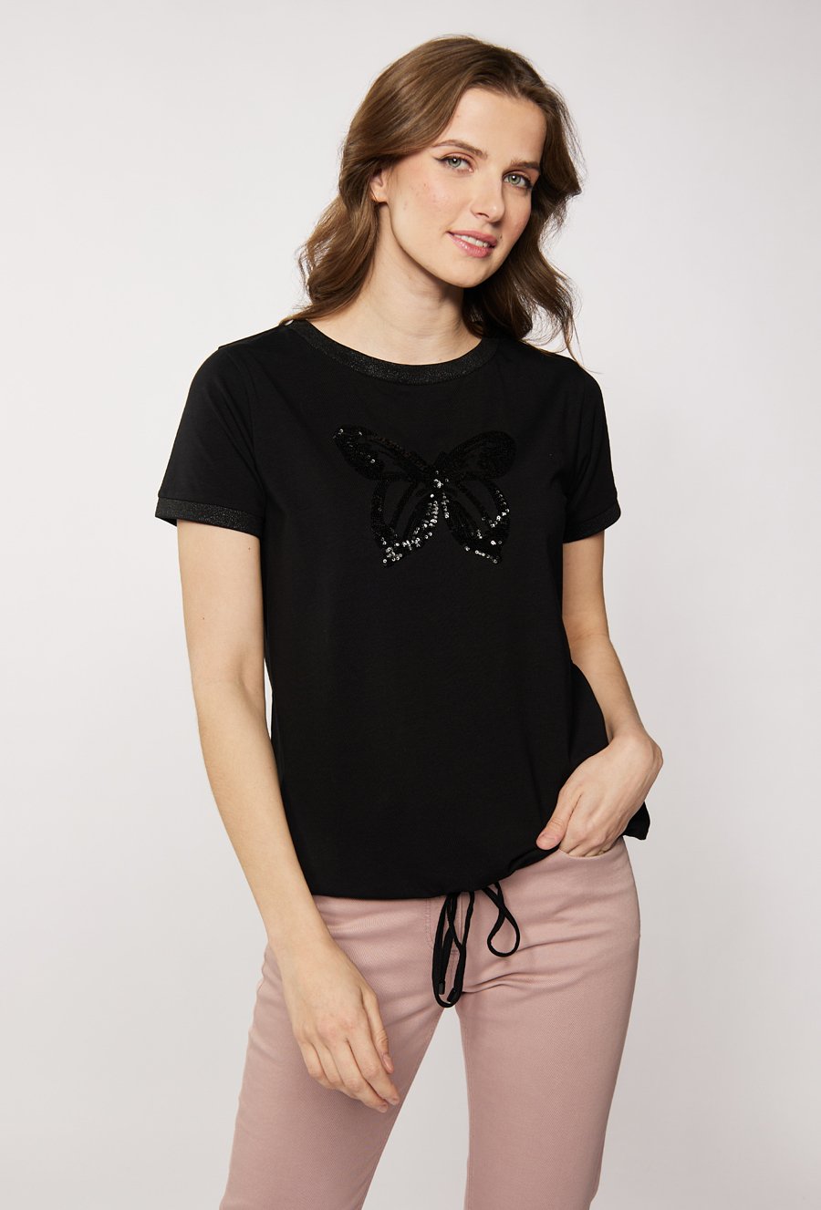 T-shirt z cekinowym motylem