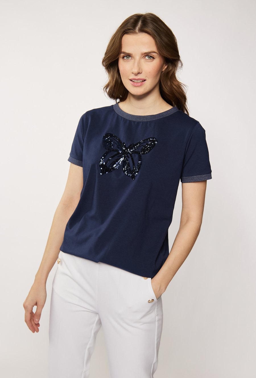 T-shirt z cekinowym motylem